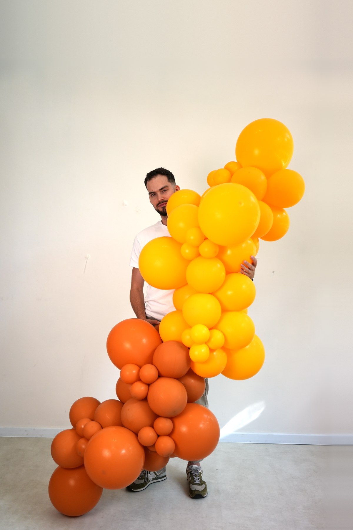 Girlanda balonowa o długości ok. 2,8 m przy osobie o wzroście 187 cm