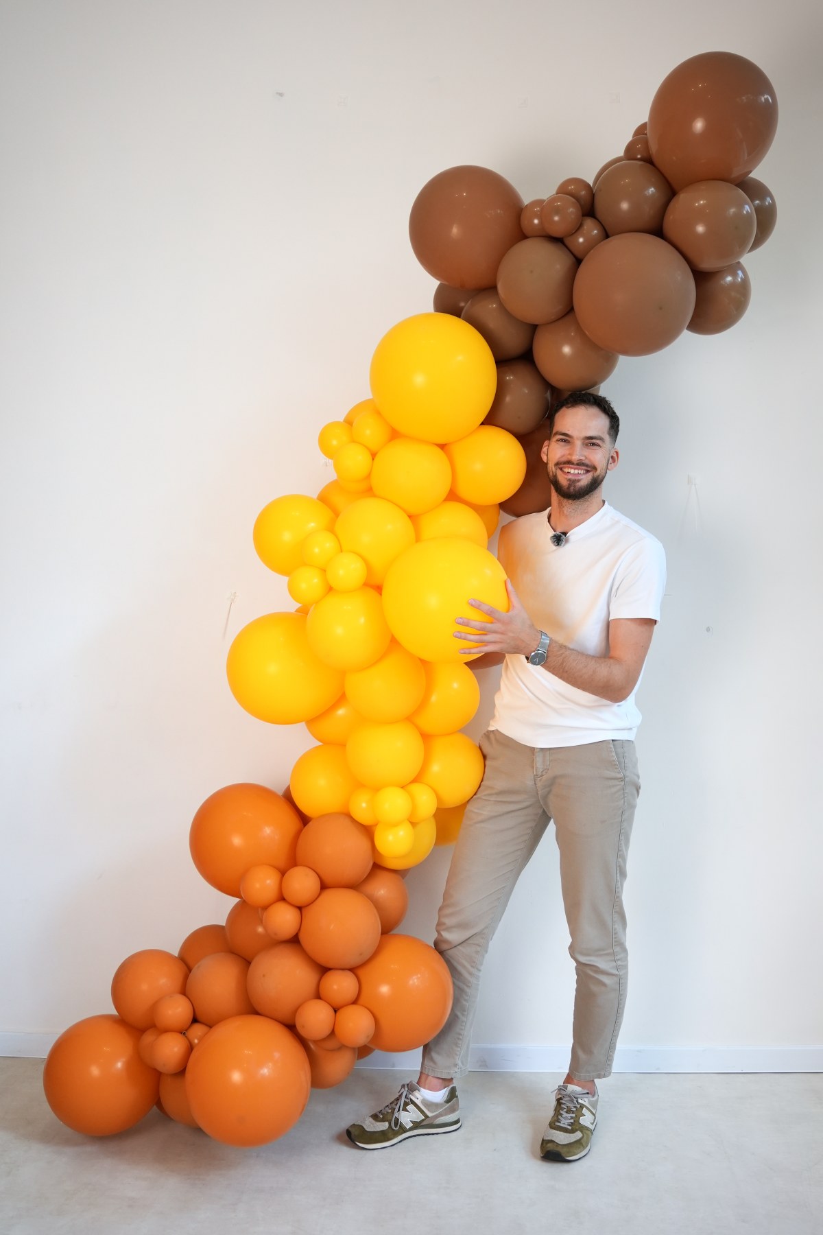 Girlanda balonowa o długości ok. 4 m obok osoby o wzroście 187 cm